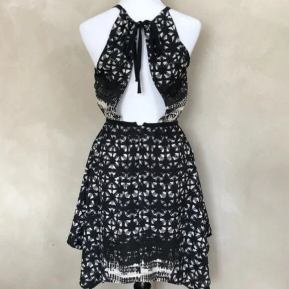 Ecoté crepe handkerchief dress - size small - Picture 2 of 5